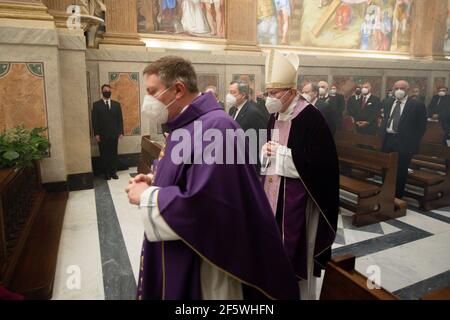 Rome, Italie. 27 mars 2021. 27 mars 2021 : le Cardinal Pietro Parolin a célébré la messe pour l'inauguration de l'année judiciaire du Tribunal de la Cité du Vatican crédit d'Etat : Agence de photo indépendante/Alamy Live News Banque D'Images