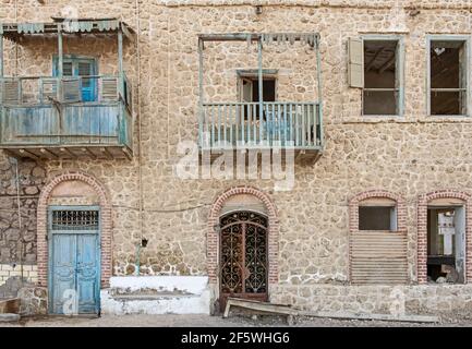 Vieux rustique portes en bois et balcon sur le mur de l'abandon maison égyptienne traditionnelle Banque D'Images