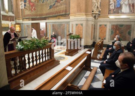 Rome, Italie. 27 mars 2021. 27 mars 2021 : le Cardinal Pietro Parolin a célébré la messe pour l'inauguration de l'année judiciaire du Tribunal de la Cité du Vatican crédit d'Etat : Agence de photo indépendante/Alamy Live News Banque D'Images