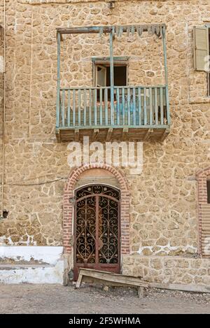 Vieux rustique portes en bois et balcon sur le mur de l'abandon maison égyptienne traditionnelle Banque D'Images