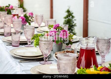 Table à manger extérieure avec légumes à couper Banque D'Images