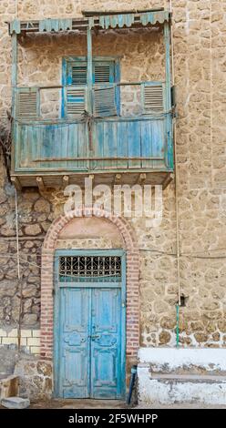 Vieux rustique portes en bois et balcon sur le mur de l'abandon maison égyptienne traditionnelle Banque D'Images