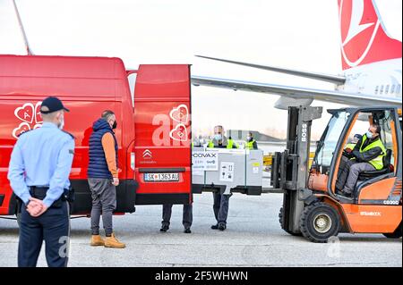 Skopje, Macédoine du Nord. 28 mars 2021. Les travailleurs chargent le premier lot de vaccins COVID-19 d'AstraZeneca reçus dans le cadre du programme Covax soutenu par les Nations Unies, à l'aéroport international de Skopje à Skopje, en Macédoine du Nord, le 28 mars 2021. Crédit : Tomislav Georgiev/Xinhua/Alay Live News Banque D'Images