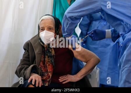 Bucarest, Roumanie. 28 mars 2021. Zoea Baltag, 105 ans, reçoit la deuxième injection du vaccin COVID-19 dans un hôpital de Bucarest, Roumanie, le 28 mars 2021. Credit: Cristian Cristel/Xinhua/Alay Live News Banque D'Images