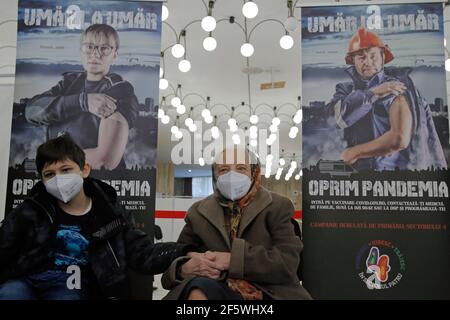 Bucarest, Roumanie. 28 mars 2021. Zoea Baltag, 105 ans, attend une observation médicale après avoir été vacciné avec la deuxième injection du vaccin COVID-19 dans un hôpital de Bucarest, Roumanie, le 28 mars 2021. Credit: Cristian Cristel/Xinhua/Alay Live News Banque D'Images