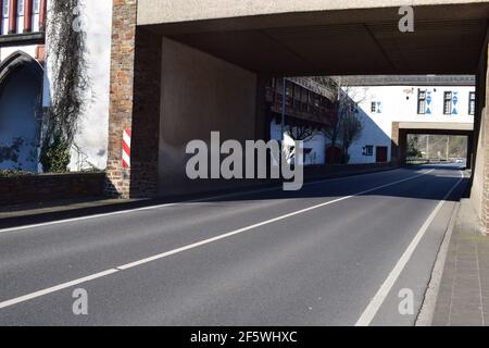 Oberburg Kobern-Gondorf avec route principale et piste cyclable Banque D'Images