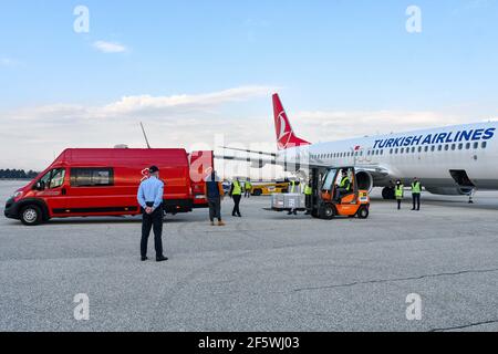 Skopje, Macédoine du Nord. 28 mars 2021. Les travailleurs chargent le premier lot de vaccins COVID-19 d'AstraZeneca reçus dans le cadre du programme Covax soutenu par les Nations Unies, à l'aéroport international de Skopje à Skopje, en Macédoine du Nord, le 28 mars 2021. Crédit : Tomislav Georgiev/Xinhua/Alay Live News Banque D'Images