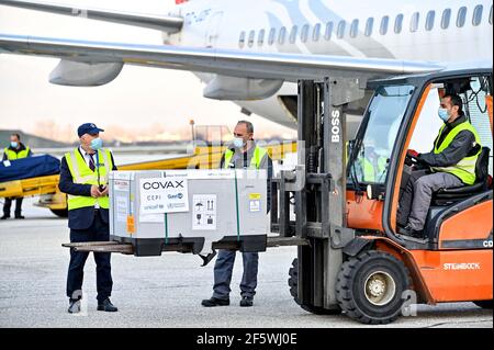 Skopje, Macédoine du Nord. 28 mars 2021. Les travailleurs chargent le premier lot de vaccins COVID-19 d'AstraZeneca reçus dans le cadre du programme Covax soutenu par les Nations Unies, à l'aéroport international de Skopje à Skopje, en Macédoine du Nord, le 28 mars 2021. Crédit : Tomislav Georgiev/Xinhua/Alay Live News Banque D'Images