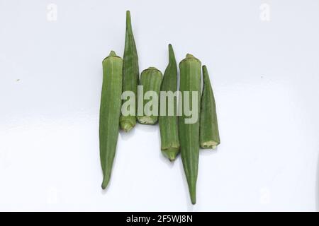 Okra frais isolé sur fond blanc. Banque D'Images