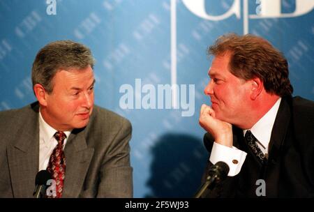 Digby Jones a raison le nouveau directeur général de l'IAC, November1999, qui est présenté Par Sir Clive Thompson Président de la CBI lors d'une conférence de presse À Centre point, le QG de la CBI (Confédération de l'industrie britannique) Banque D'Images