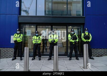 Brighton, Royaume-Uni. 27 mars 2021. Les policiers forment une ligne à l'extérieur du poste de police de Brighton pendant la manifestation. Les manifestants sont descendus dans les rues de Brighton pour exprimer leur opposition au nouveau projet de loi sur la police, le crime, la condamnation et les tribunaux débattus au Parlement britannique (photo de Tom Barlow Brown/SOPA Images/Sipa USA) Credit: SIPA USA/Alay Live News Banque D'Images