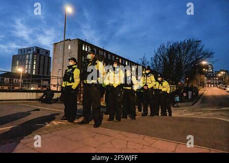 Brighton, Royaume-Uni. 27 mars 2021. La police se prépare à renforcer ses collègues au poste de police de Brighton pendant la manifestation. Les manifestants sont descendus dans les rues de Brighton pour exprimer leur opposition au nouveau projet de loi sur la police, le crime, la condamnation et les tribunaux débattus au Parlement britannique (photo de Tom Barlow Brown/SOPA Images/Sipa USA) Credit: SIPA USA/Alay Live News Banque D'Images