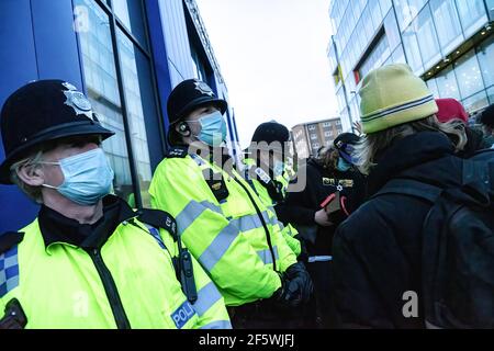 Brighton, Royaume-Uni. 27 mars 2021. Les policiers forment une ligne à l'extérieur du poste de police de Brighton pendant la manifestation. Les manifestants sont descendus dans les rues de Brighton pour exprimer leur opposition au nouveau projet de loi sur la police, le crime, la condamnation et les tribunaux débattus au Parlement britannique (photo de Tom Barlow Brown/SOPA Images/Sipa USA) Credit: SIPA USA/Alay Live News Banque D'Images