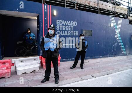 Brighton, Royaume-Uni. 27 mars 2021. Des policiers regardent des manifestants à l'extérieur du poste de police de Brighton pendant la manifestation. Les manifestants sont descendus dans les rues de Brighton pour exprimer leur opposition au nouveau projet de loi sur la police, le crime, la condamnation et les tribunaux débattus au Parlement britannique (photo de Tom Barlow Brown/SOPA Images/Sipa USA) Credit: SIPA USA/Alay Live News Banque D'Images