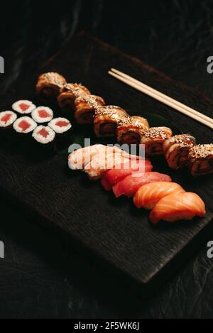 Rouleaux de cuisine japonaise et asiatique. Vue de dessus de l'assortiment de sushis. Banque D'Images