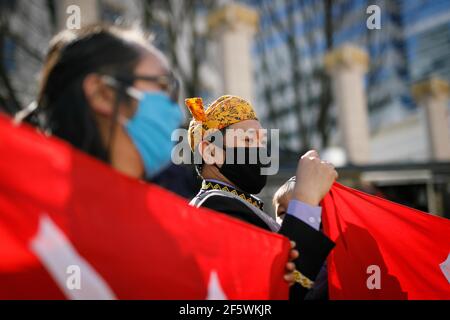 Portland, États-Unis. 27 mars 2021. Des personnes ont manifesté à Portland, sur la place des pionniers de l'Oregon, le 27 mars 2021, le « jour de la Révolution » birman, contre le coup d'État militaire et la dictature birmane, et en soutien à Aung San Suu Kyi, sa Ligue nationale pour la démocratie et l'actuel mouvement de désobéissance civile birman. Des représentants de plusieurs minorités ethniques birmanes, dont le Shan et le Kachin, y ont participé. (Photo de John Rudoff/Sipa USA) crédit: SIPA USA/Alay Live News Banque D'Images