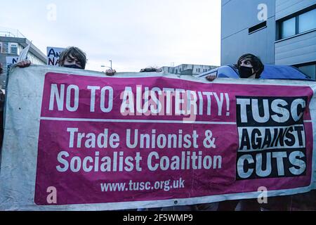 Brighton, Royaume-Uni. 27 mars 2021. Les manifestants tiennent une bannière pendant la manifestation. Les manifestants sont descendus dans les rues de Brighton pour exprimer leur opposition au nouveau projet de loi sur la police, le crime, la peine et les tribunaux débattu au Parlement britannique Credit: SOPA Images Limited/Alay Live News Banque D'Images