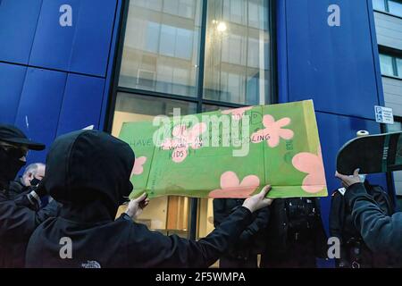 Brighton, Royaume-Uni. 27 mars 2021. Un manifestant tient un écriteau pendant la démonstration. Les manifestants sont descendus dans les rues de Brighton pour exprimer leur opposition au nouveau projet de loi sur la police, le crime, la peine et les tribunaux débattu au Parlement britannique Credit: SOPA Images Limited/Alay Live News Banque D'Images