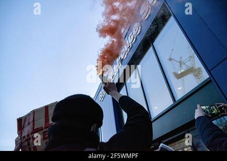 Brighton, Royaume-Uni. 27 mars 2021. Un manifestant tient une éruption brûlante à l'extérieur du poste de police de Brighton pendant la démonstration. Les manifestants sont descendus dans les rues de Brighton pour exprimer leur opposition au nouveau projet de loi sur la police, le crime, la peine et les tribunaux débattu au Parlement britannique Credit: SOPA Images Limited/Alay Live News Banque D'Images