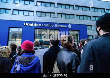 Brighton, Royaume-Uni. 27 mars 2021. Les manifestants se rassemblent devant le poste de police de Brighton pendant la manifestation. Les manifestants sont descendus dans les rues de Brighton pour exprimer leur opposition au nouveau projet de loi sur la police, le crime, la peine et les tribunaux débattu au Parlement britannique Credit: SOPA Images Limited/Alay Live News Banque D'Images