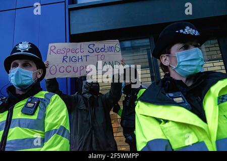 Brighton, Royaume-Uni. 27 mars 2021. Un manifestant tient un écriteau pendant la démonstration. Les manifestants sont descendus dans les rues de Brighton pour exprimer leur opposition au nouveau projet de loi sur la police, le crime, la peine et les tribunaux débattu au Parlement britannique Credit: SOPA Images Limited/Alay Live News Banque D'Images
