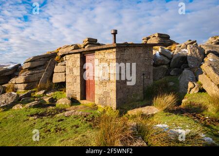 Une cabane militaire en pierre construite dans Oke Tor, parc national de Dartmoor, Devon, Angleterre, Royaume-Uni. Banque D'Images