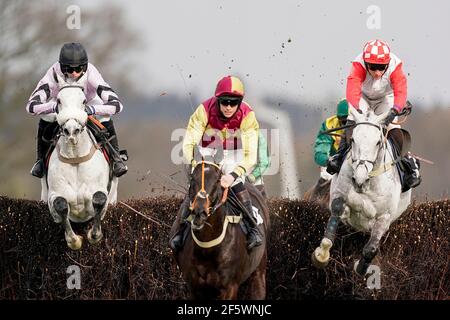 Harry Cobden à cheval Alcala (à gauche) sur leur chemin pour gagner le Peter O'Sullivan Lambourn Virtual Open Day Open Hunters' Chase à l'hippodrome d'Ascot. Date de la photo: Dimanche 28 mars 2021. Banque D'Images