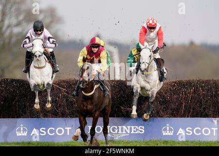 Harry Cobden à cheval Alcala (à gauche) sur leur chemin pour gagner le Peter O'Sullivan Lambourn Virtual Open Day Open Hunters' Chase à l'hippodrome d'Ascot. Date de la photo: Dimanche 28 mars 2021. Banque D'Images