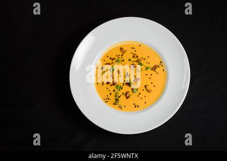 Soupe à la crème de fromage jaune aux graines de lin Banque D'Images
