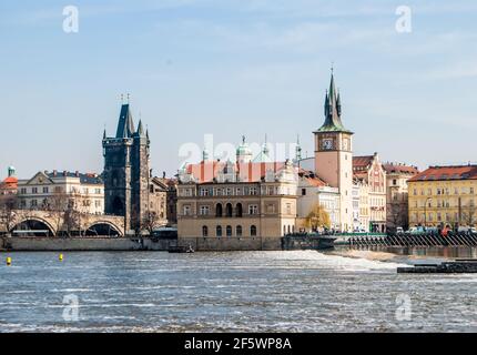 Prague, République tchèque, 22 mars 2019: Prague, République tchèque, Vltava, vue sur le pont Charles, la tour du pont de la vieille ville, le musée Bedrich Smetana an Banque D'Images