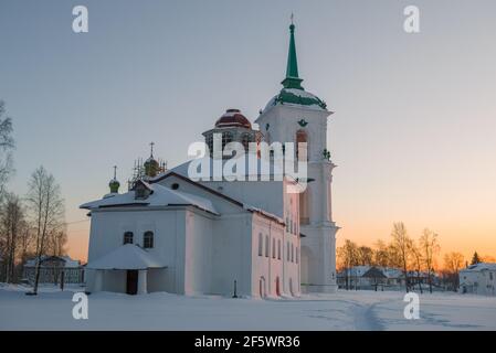 L'église Vvedenskaya et le clocher de la ville en arrière-plan de l'aube de février. Kargopol, Russie Banque D'Images