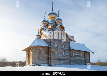 L'église en bois de l'Epiphanie se ferme un jour de février gelé. Paltoga, région de Vologda. Russie Banque D'Images