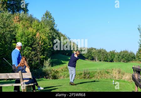 Golfeur Junior hitting ball Banque D'Images