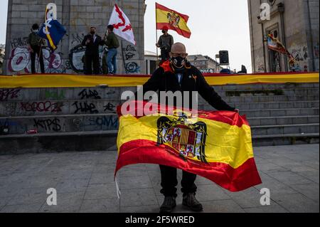 Madrid, Espagne. 28 mars 2021. Les partisans de Franco avec des drapeaux espagnols pré-constitutionnels lors d'un rassemblement de partisans d'extrême droite à Arco de la Victoria, commémorant le 82e anniversaire de l'entrée du dictateur Francisco Franco et de ses forces à Madrid à la suite du coup d'Etat espagnol de juillet 1936 contre la 2ème République espagnole. Credit: Marcos del Mazo/Alay Live News Banque D'Images