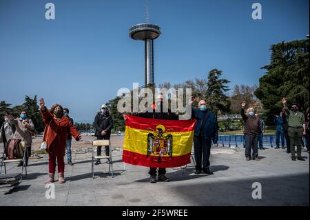 Madrid, Espagne. 28 mars 2021. Les partisans du dictateur Franco saluent le fasciste alors qu'on porte un drapeau espagnol pré-constitutionnel lors d'un rassemblement de partisans d'extrême droite à Arco de la Victoria, Commémorant le 82e anniversaire de l'entrée du dictateur Francisco Franco et de ses forces à Madrid après le coup d'Etat espagnol de juillet 1936 contre la 2ème République espagnole. Credit: Marcos del Mazo/Alay Live News Banque D'Images