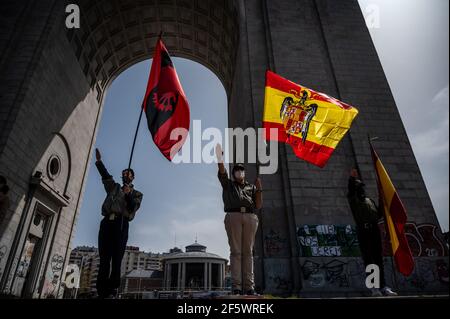 Madrid, Espagne. 28 mars 2021. Les partisans du dictateur Franco faisant le salut fasciste tenant des drapeaux espagnols pré-constitutionnels lors d'un rassemblement de partisans d'extrême droite à Arco de la Victoria, commémorant le 82e anniversaire de l'entrée du dictateur Francisco Franco et de ses forces à Madrid à la suite du coup d'Etat espagnol de juillet 1936 contre la 2ème République espagnole. Credit: Marcos del Mazo/Alay Live News Banque D'Images