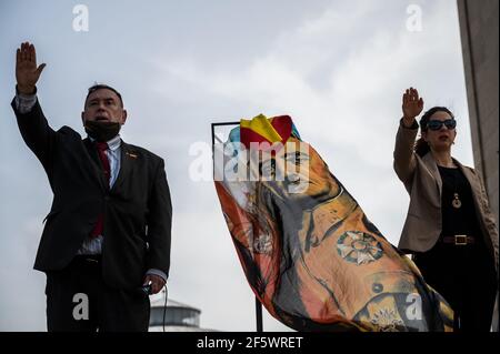 Madrid, Espagne. 28 mars 2021. Les partisans du dictateur Franco faisant le salut fasciste avec un drapeau agitant avec l'image de Franco, lors d'un rassemblement de partisans d'extrême droite à Arco de la Victoria, Commémorant le 82e anniversaire de l'entrée du dictateur Francisco Franco et de ses forces à Madrid après le coup d'Etat espagnol de juillet 1936 contre la 2ème République espagnole. Credit: Marcos del Mazo/Alay Live News Banque D'Images