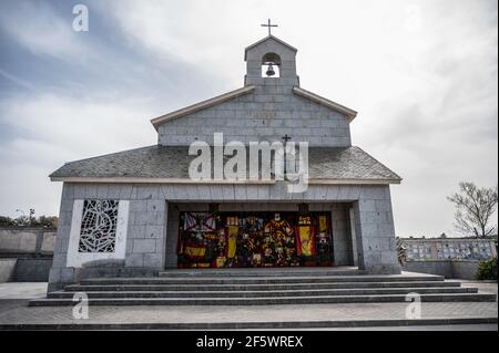 Madrid, Espagne. 28 mars 2021. Drapeaux, Photos et fleurs placées à l'extérieur du panthéon contenant la tombe du dictateur Franco au cimetière d'El Pardo Mingorrubio lors d'un rassemblement de partisans d'extrême droite pour la commémoration du 82e anniversaire de l'entrée du dictateur Francisco Franco et de ses forces à Madrid à la suite du coup d'État espagnol du 1936 juillet contre La 2ème République espagnole. Credit: Marcos del Mazo/Alay Live News Banque D'Images