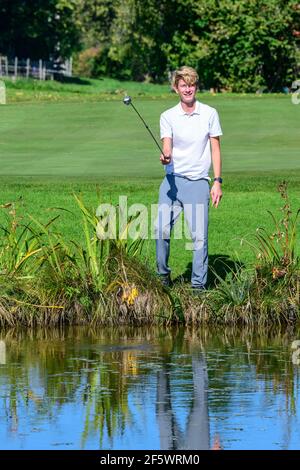 Tentative de sauvetage d'une balle de golf dans l'eau Banque D'Images