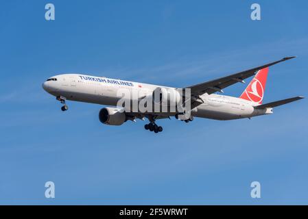 Turkish Airlines Boeing 777 avion de ligne de avions TC-JJJJJJJJJE en finale atterrir à l'aéroport de Londres Heathrow, Royaume-Uni, dans un ciel bleu. Large portée sans fil. Turquie Banque D'Images