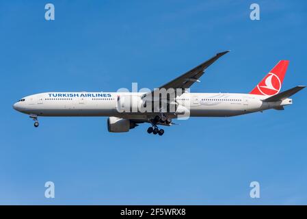 Turkish Airlines Boeing 777 avion de ligne de avions TC-JJJJJJJJJE en finale atterrir à l'aéroport de Londres Heathrow, Royaume-Uni, dans un ciel bleu. Large portée sans fil. Turquie Banque D'Images