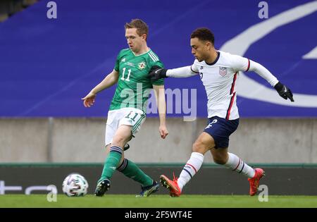 Shane Ferguson (à gauche) d'Irlande du Nord et Serdino Dest des États-Unis en action pendant l'amicale internationale à Windsor Park, Belfast. Date de la photo: Dimanche 28 mars 2021. Banque D'Images