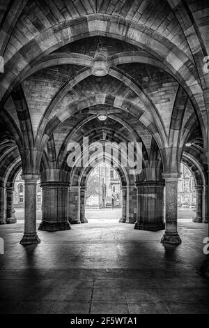 GLASGOW, ÉCOSSE - 03 AVRIL 2016 : les cloîtres de l'université ont été utilisés comme lieu de tournage pour le populaire spectacle télévisé Outlander. Banque D'Images