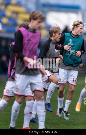 Gyor, Hongrie. 28 mars 2021. Gustav Isaksen, du Danemark, s'échauffe avant le match de l'UEFA EURO U-21 entre l'Islande et le Danemark à Gyirmoti Stadion à Gyor. (Crédit photo : Gonzales photo/Alamy Live News Banque D'Images