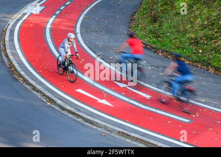 Cyclistes sur la route du centre-ville Banque D'Images