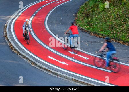 Cyclistes sur la route du centre-ville Banque D'Images