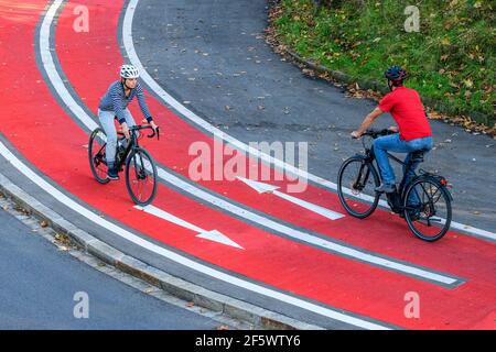 Cyclistes sur la route du centre-ville Banque D'Images