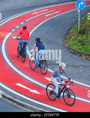 Cyclistes sur la route du centre-ville Banque D'Images