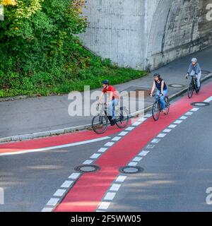 Cyclistes sur la route du centre-ville Banque D'Images