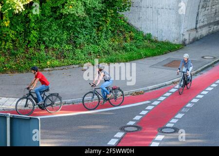 Cyclistes sur la route du centre-ville Banque D'Images